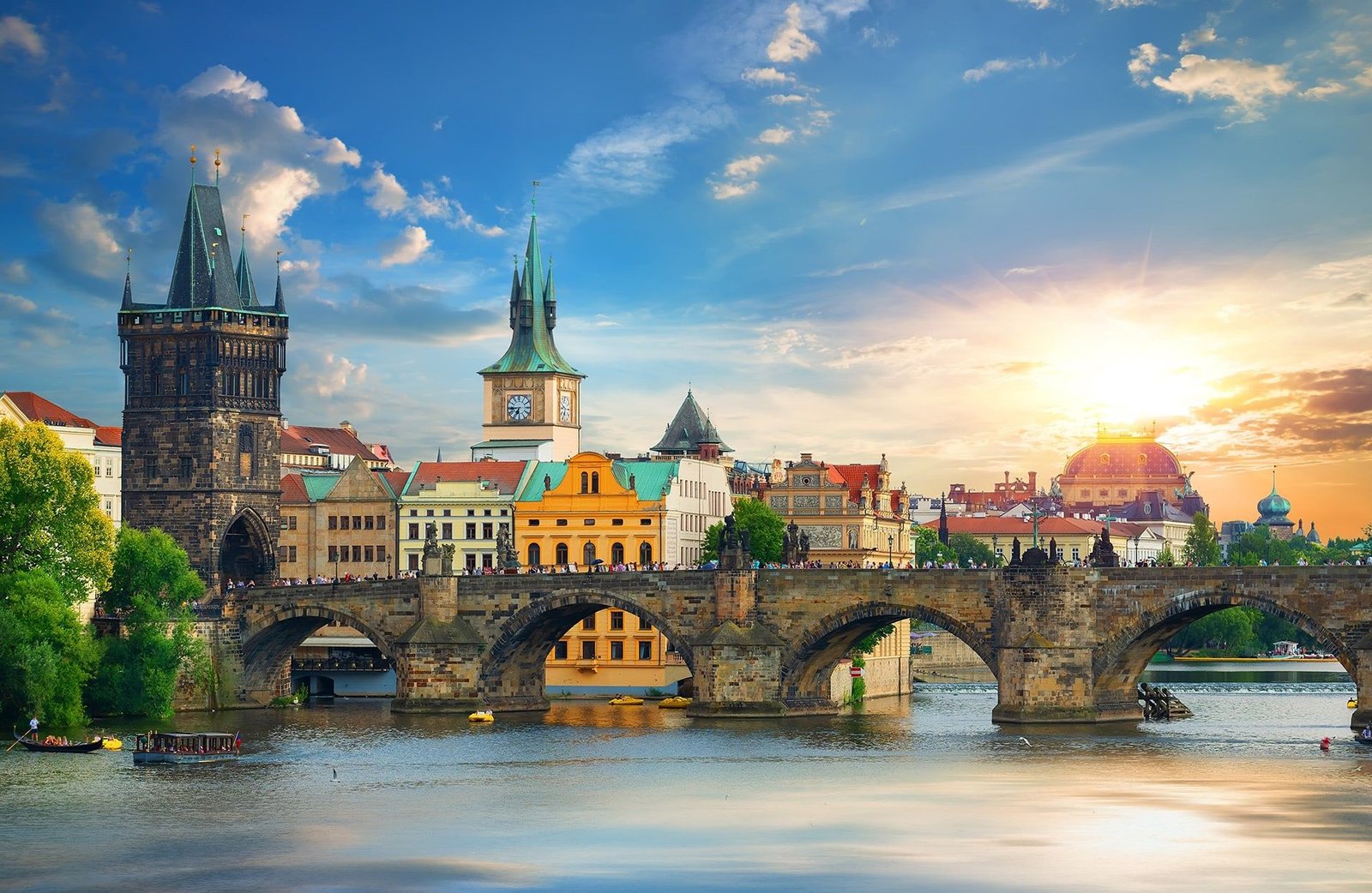 Puente de Carlos y casco antiguo de Praga al atardecer