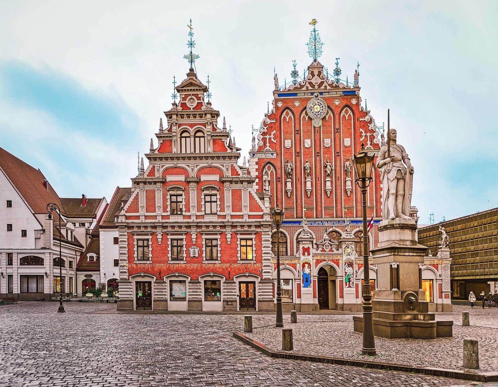 Casa de las Cabezas Negras scaled