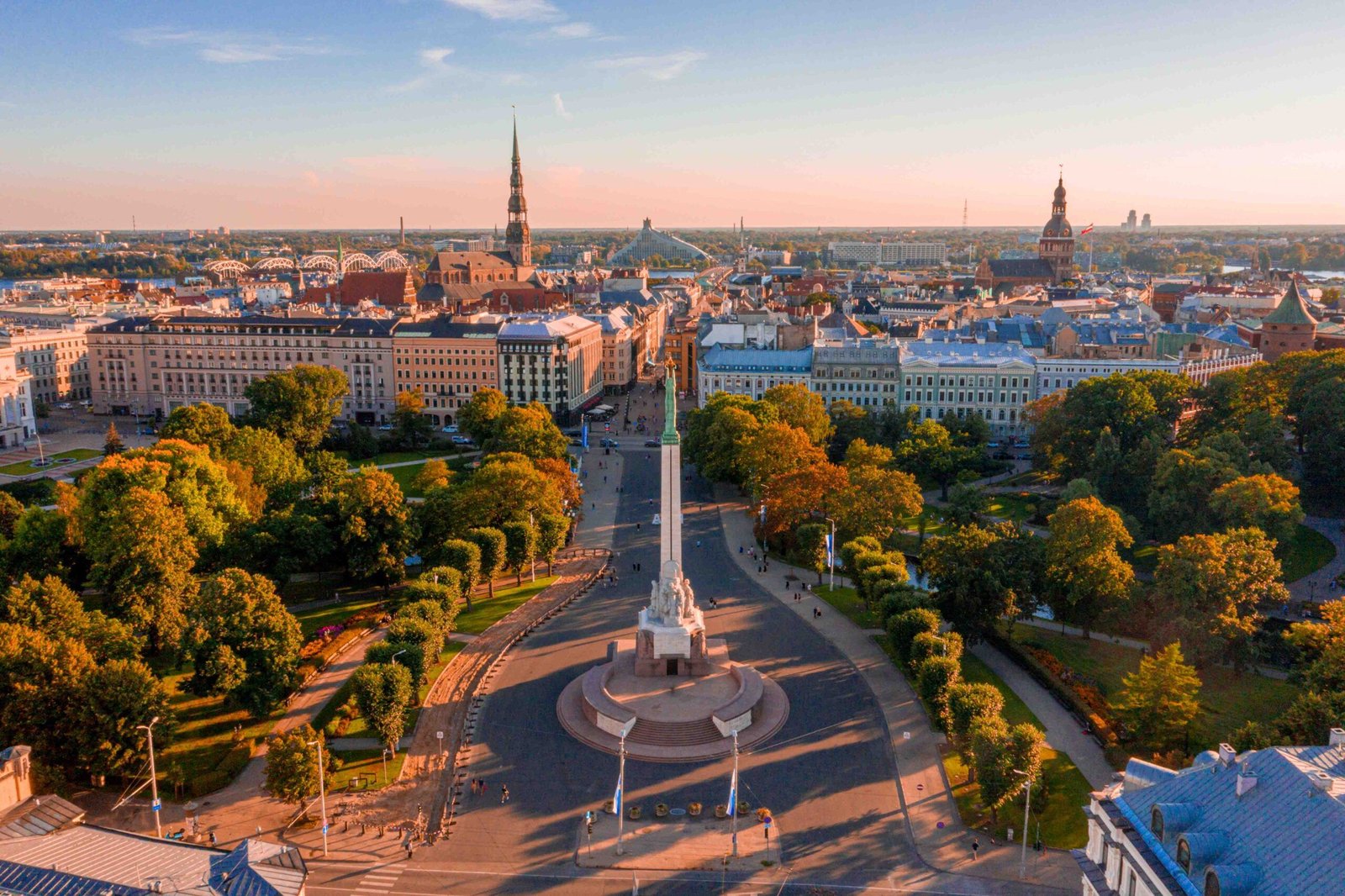 Monumento a la libertad Riga scaled