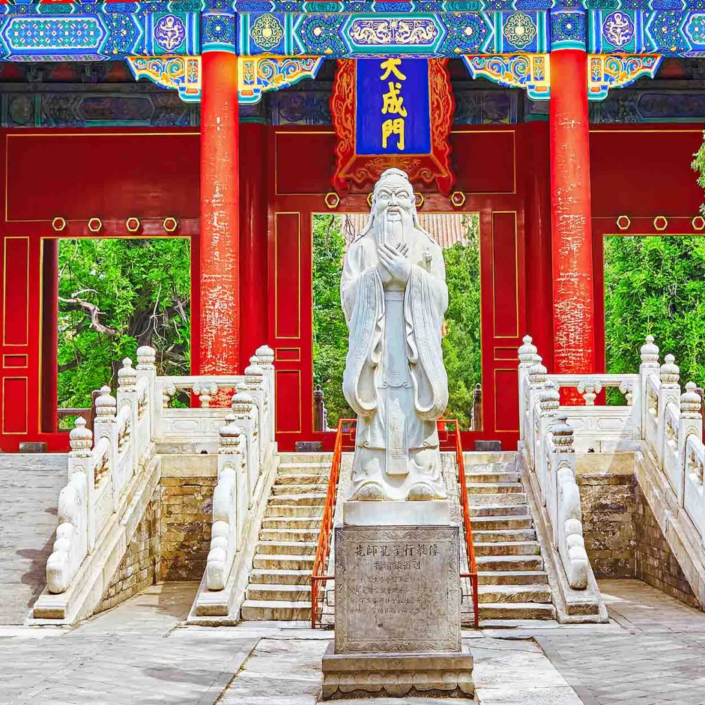 Templo tradicional chino con columnas rojas en Pekín