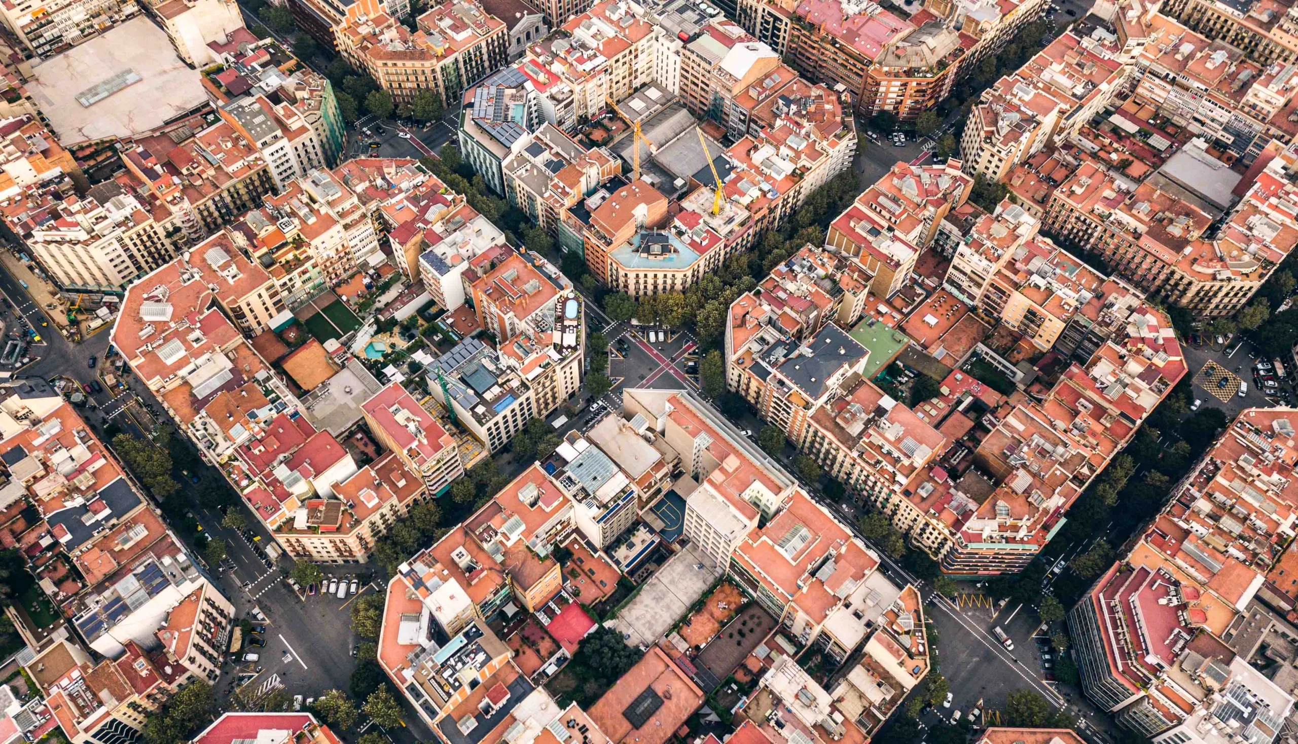 Manzanas del Eixample de Barcelona vistas desde el aire