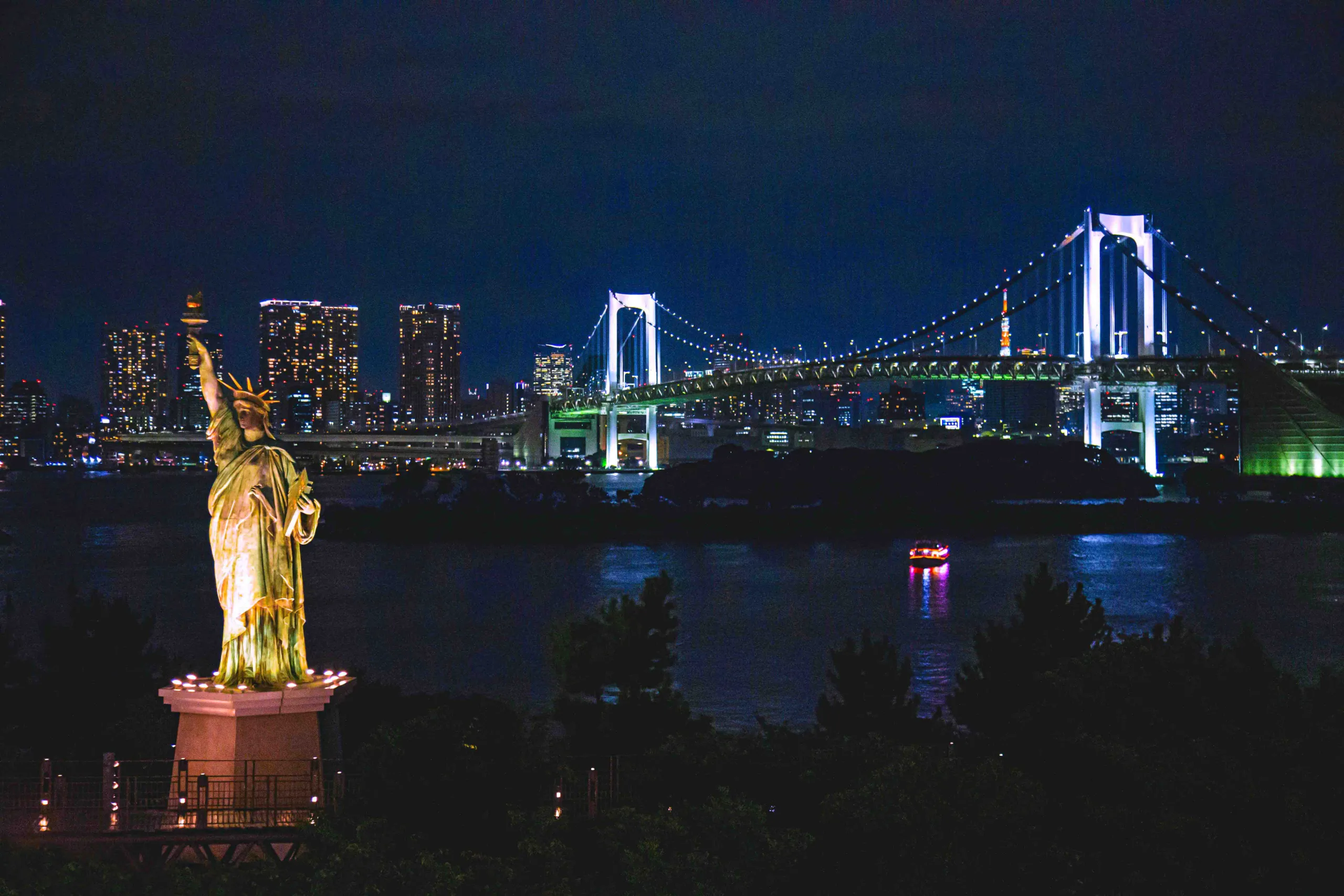 estatua libertad odaiba tokio scaled