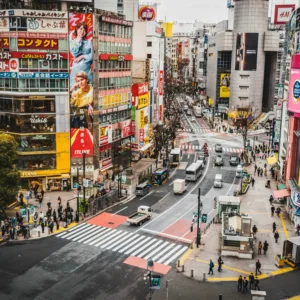 Calle de Tokio con carteles luminosos