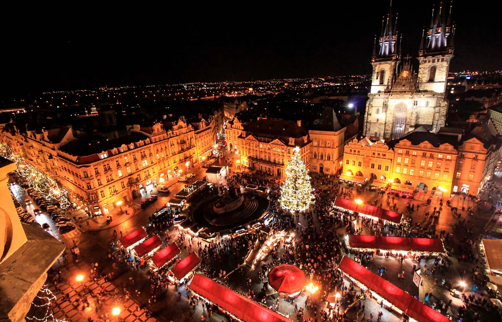 torre del ayuntamiento praga en navidad