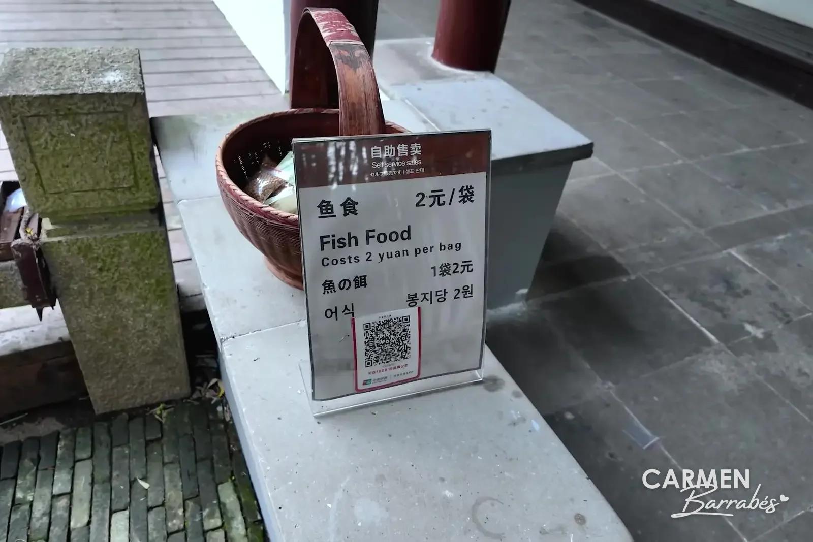 En China se paga con QR hasta el pienso para los peces: cartel de autoservicio a 2 yuanes la bolsa en Zhujiajiao