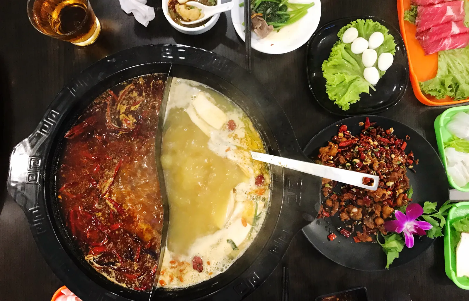 Olla doble de hotpot de Chongqing, con el caldo rojo de guindillas y el caldo blanco
