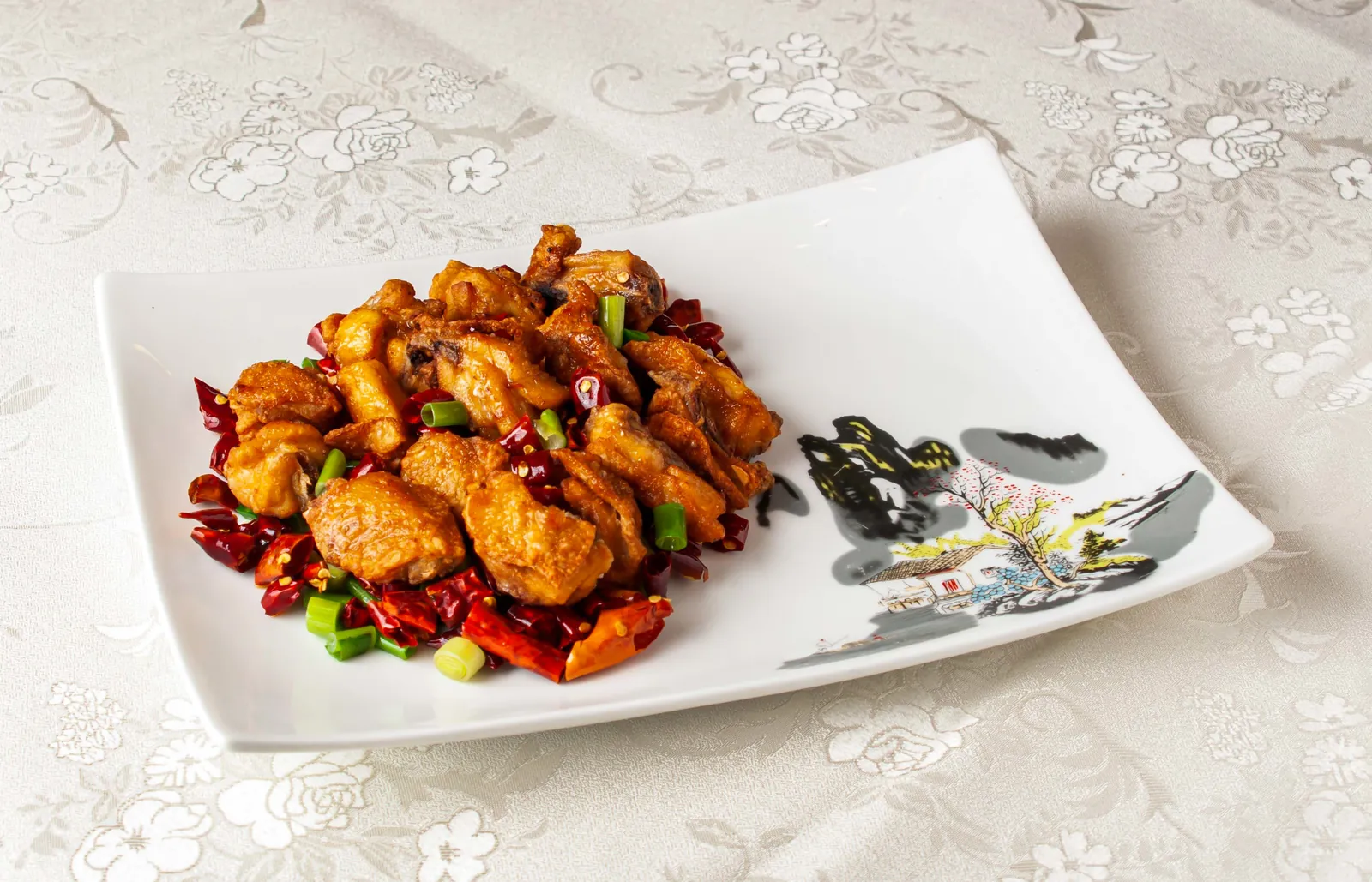 Laziji, trozos de pollo frito entre guindillas secas