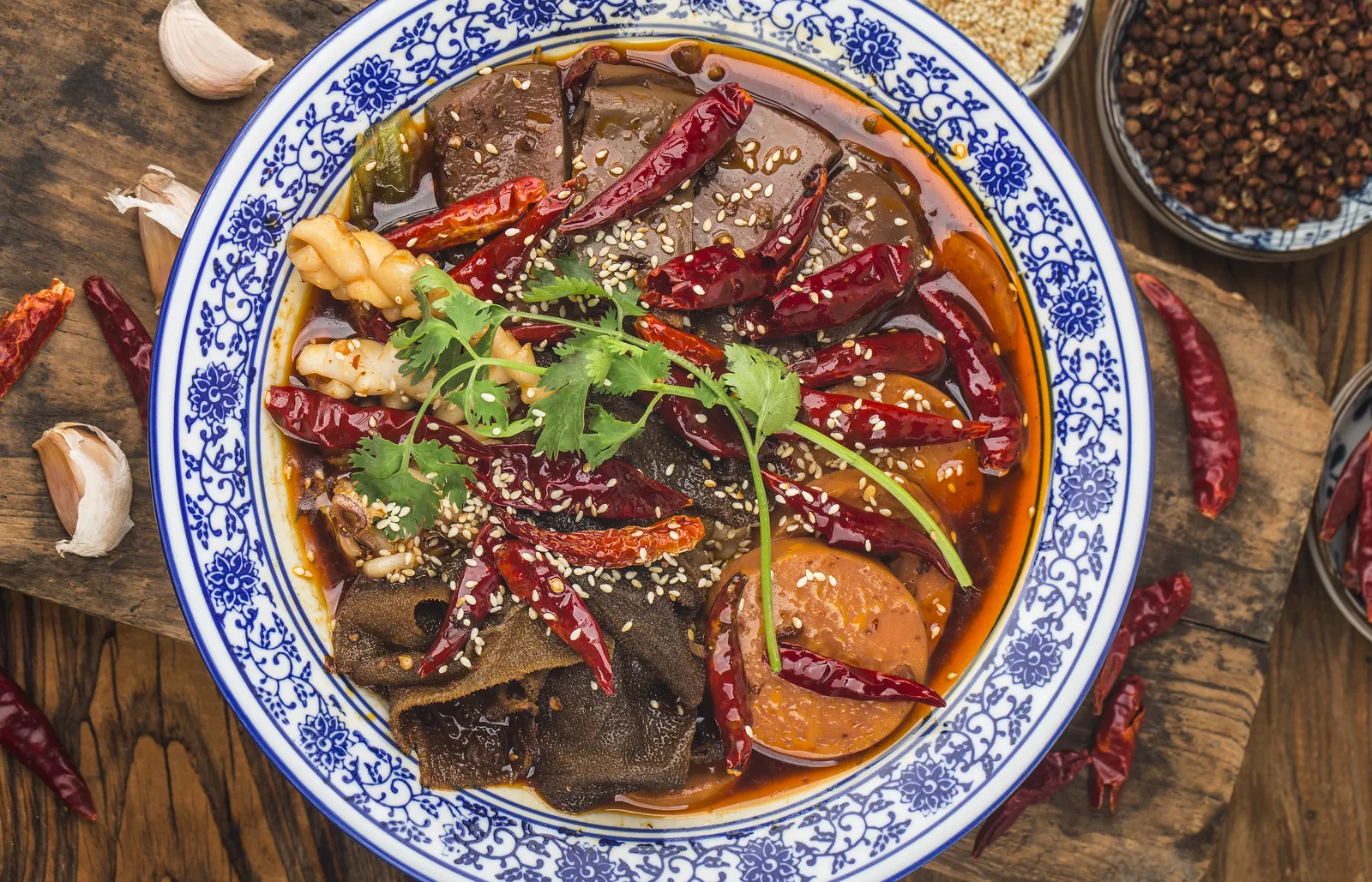 Maoxuewang, guiso rojo con sangre de pato, callos y guindillas secas