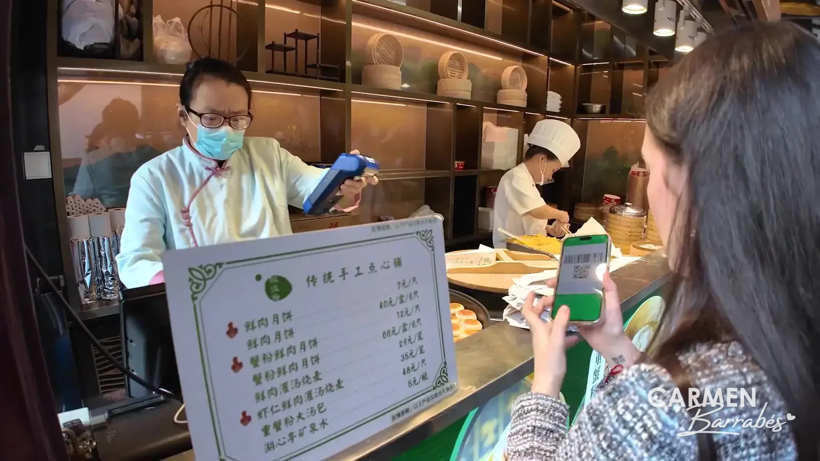 Pagando con WeChat Pay en una pastelería de Yuyuan, en Shanghái: el dependiente lee el código de pago con su lector