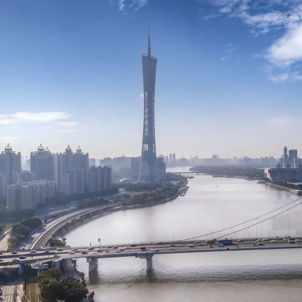 La Torre de Cantón junto al río de las Perlas, en Guangzhou