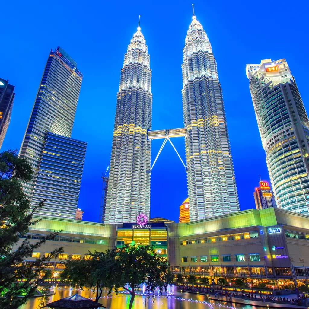 Torres Petronas iluminadas de noche en Kuala Lumpur