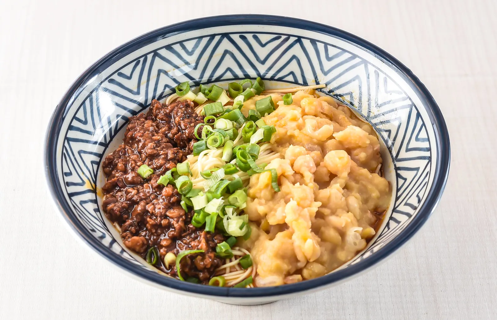 Bol de wanza mian, el xiaomian de Chongqing con guisantes y carne picada