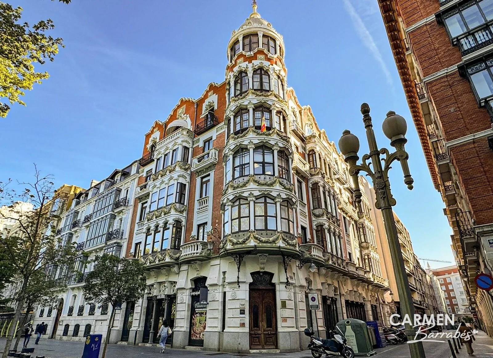 Edificio de finales del siglo XIX con miradores en la Acera de Recoletos de Valladolid