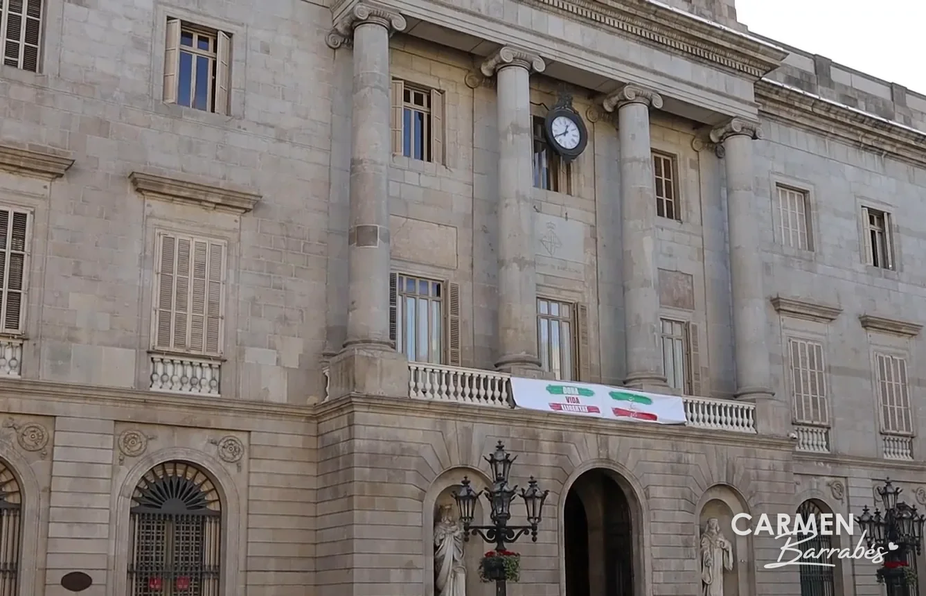 La fachada del Ayuntamiento de Barcelona en la plaza Sant Jaume