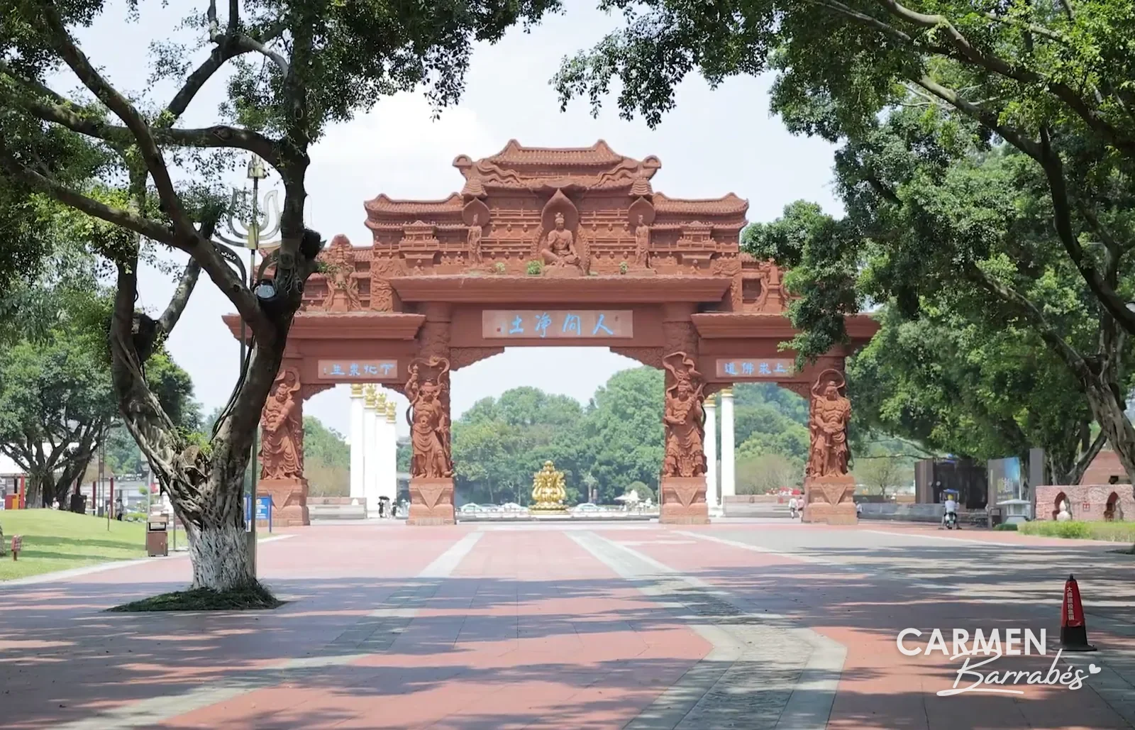 Arco rojo de la plaza cultural del Gran Buda de Leshan