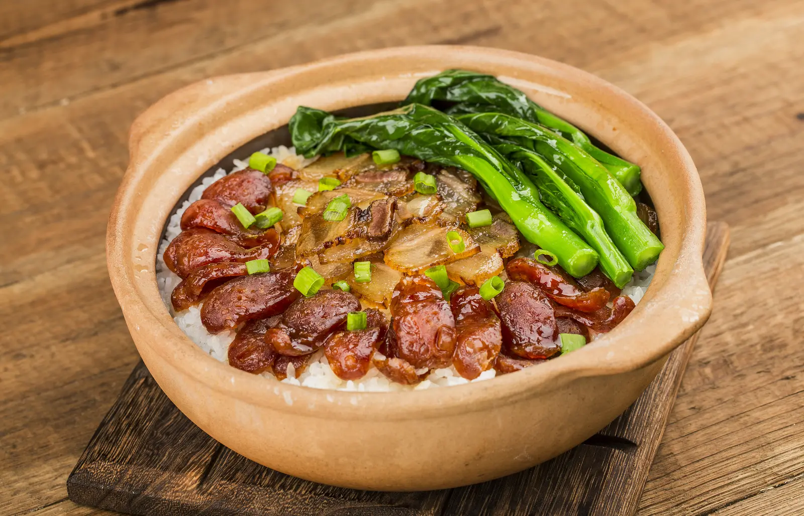 Arroz en cazuela de barro con salchicha china