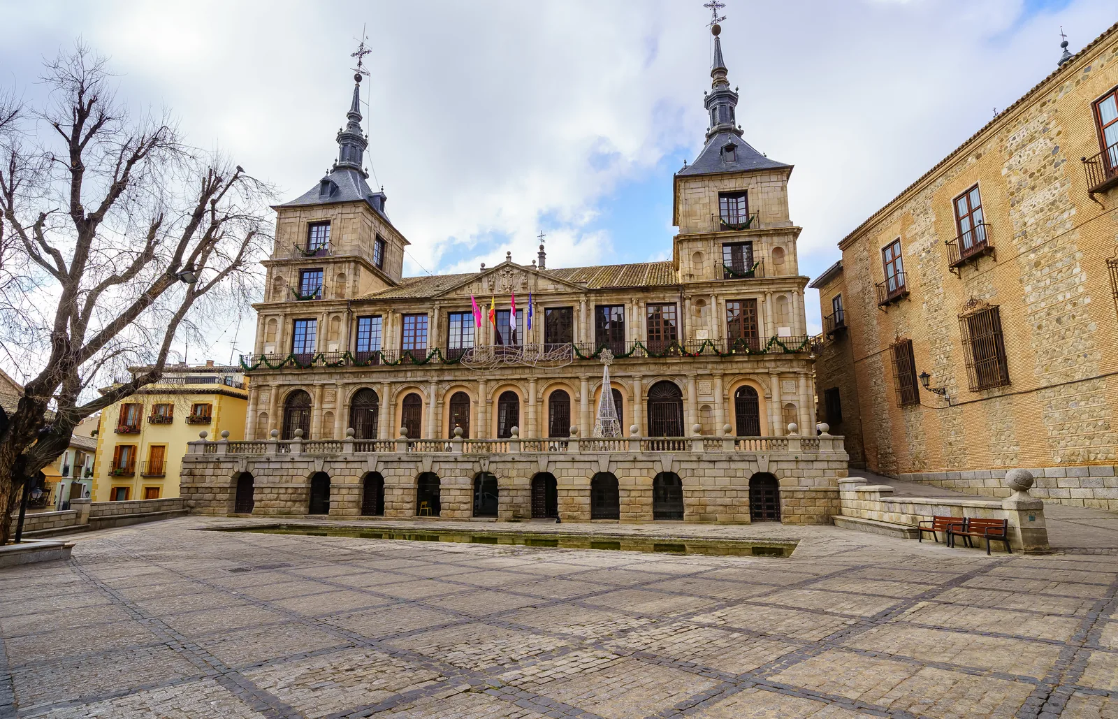El Ayuntamiento de Toledo, con sus dos torres de chapiteles de pizarra, en la Plaza del Ayuntamiento