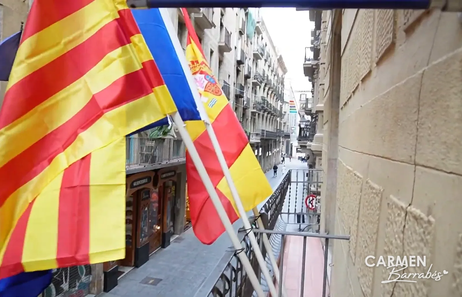 Las banderas del balcón de un hotel en la calle Santa Anna de Barcelona