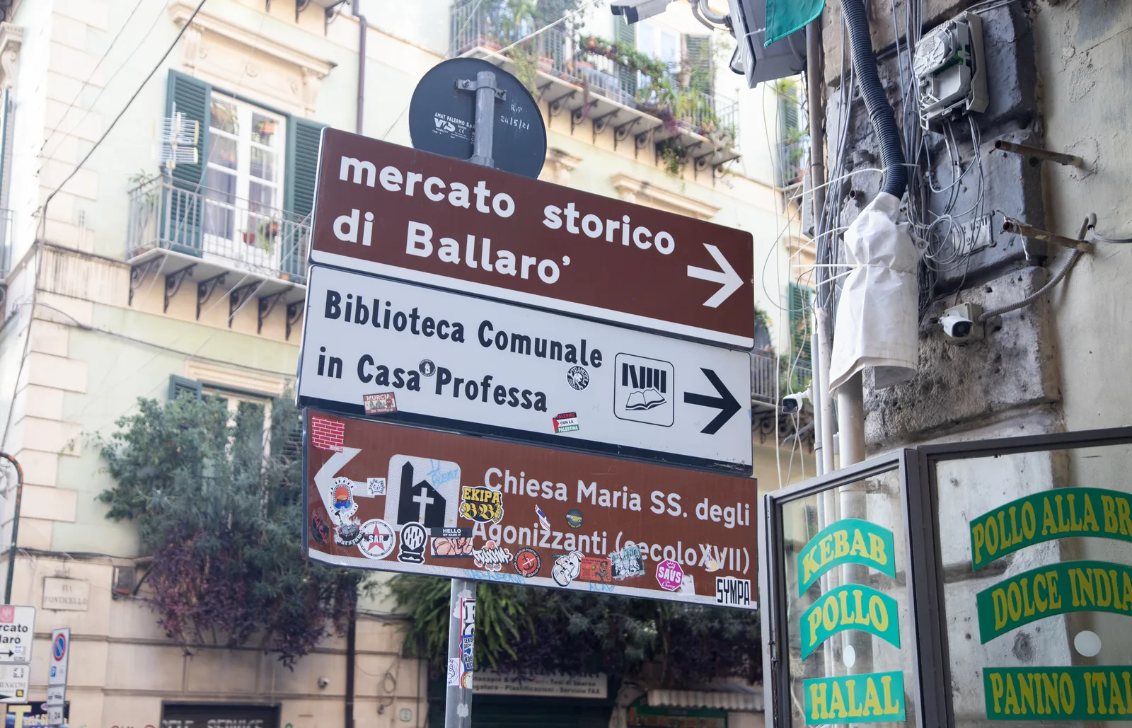El cartel de Mercato storico di Ballarò en una calle del centro de Palermo