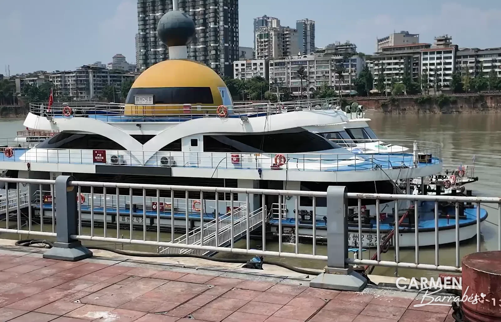 Barco turístico amarrado en el muelle del Gran Buda de Leshan