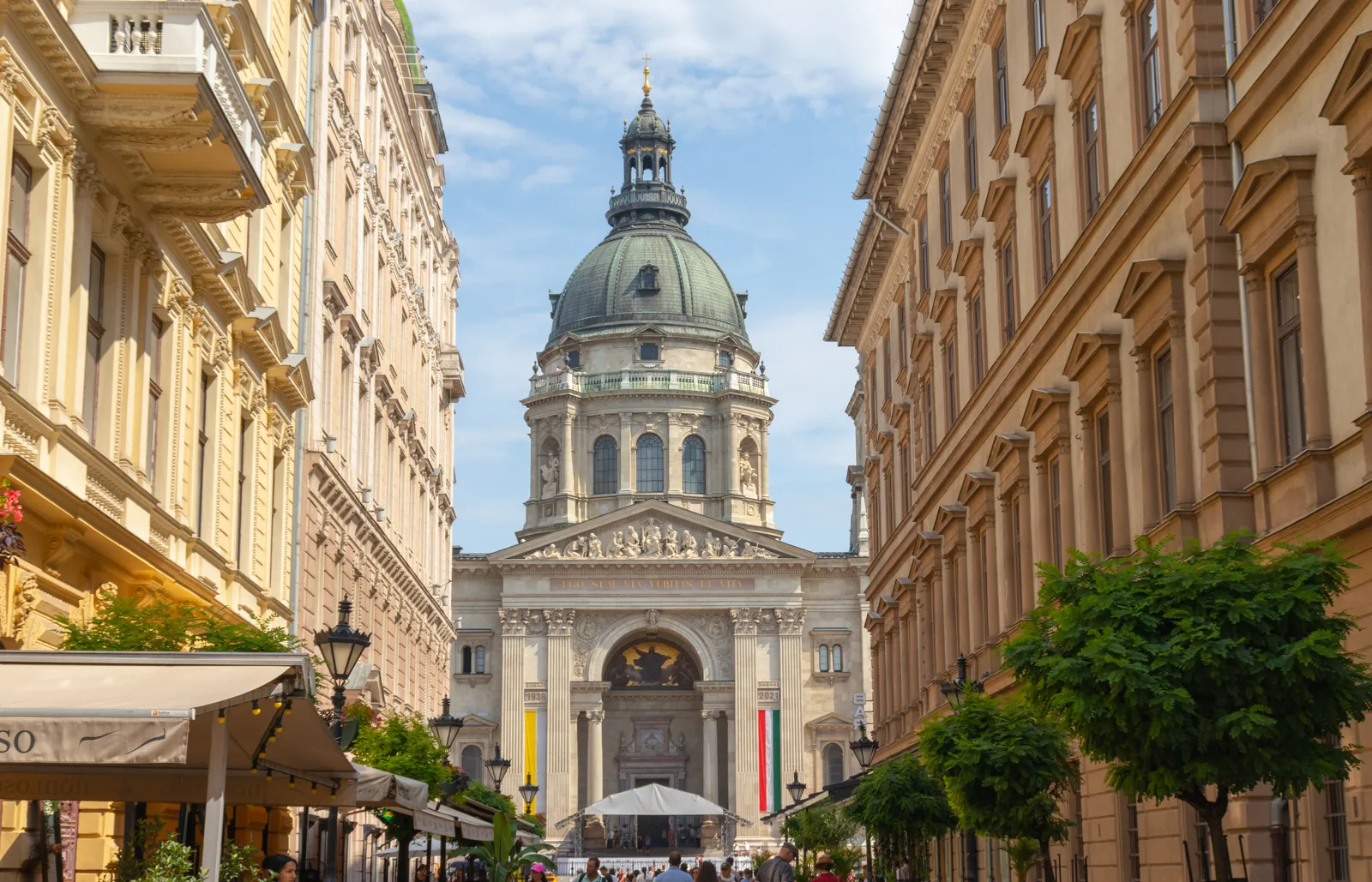 La Basílica de San Esteban de Budapest con su cúpula, vista desde una calle del centro