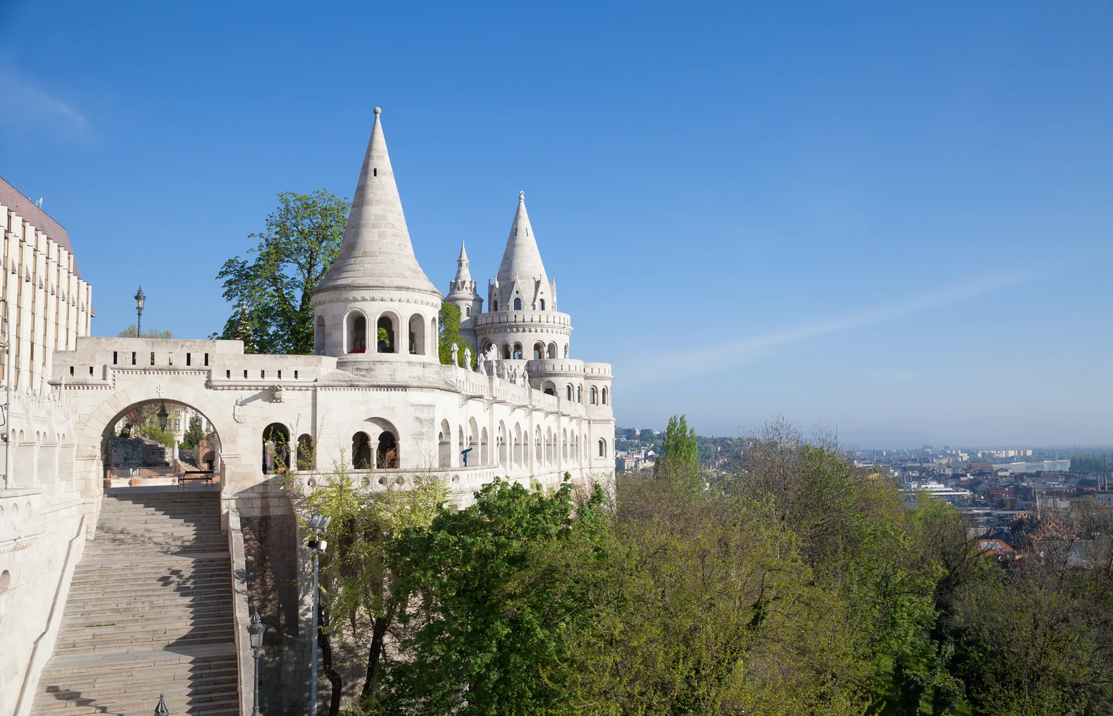 Las torres blancas del Bastión de los Pescadores de Budapest con la ciudad al fondo