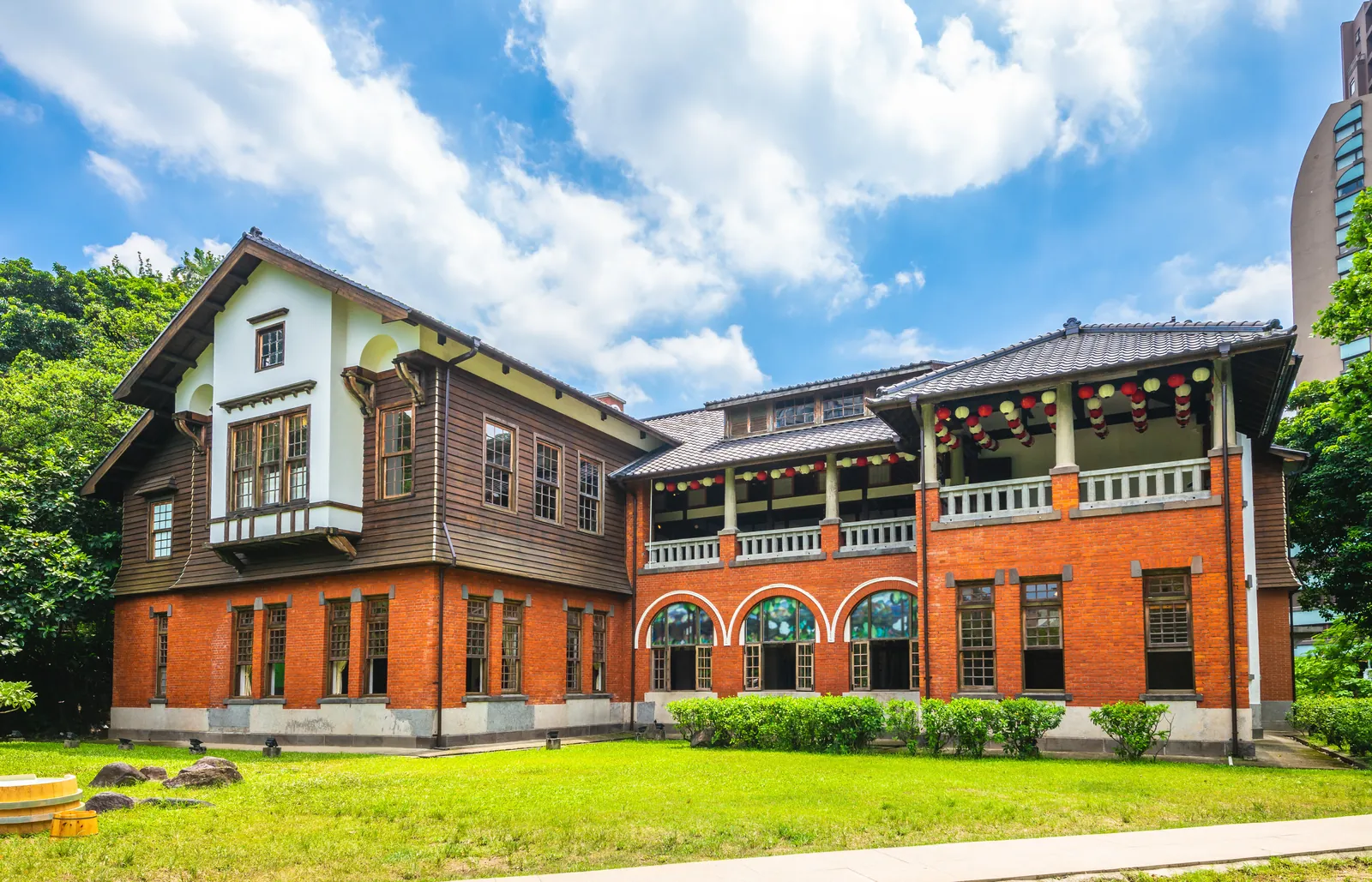 Museo de las Termas de Beitou, edificio de ladrillo rojo y madera con jardín