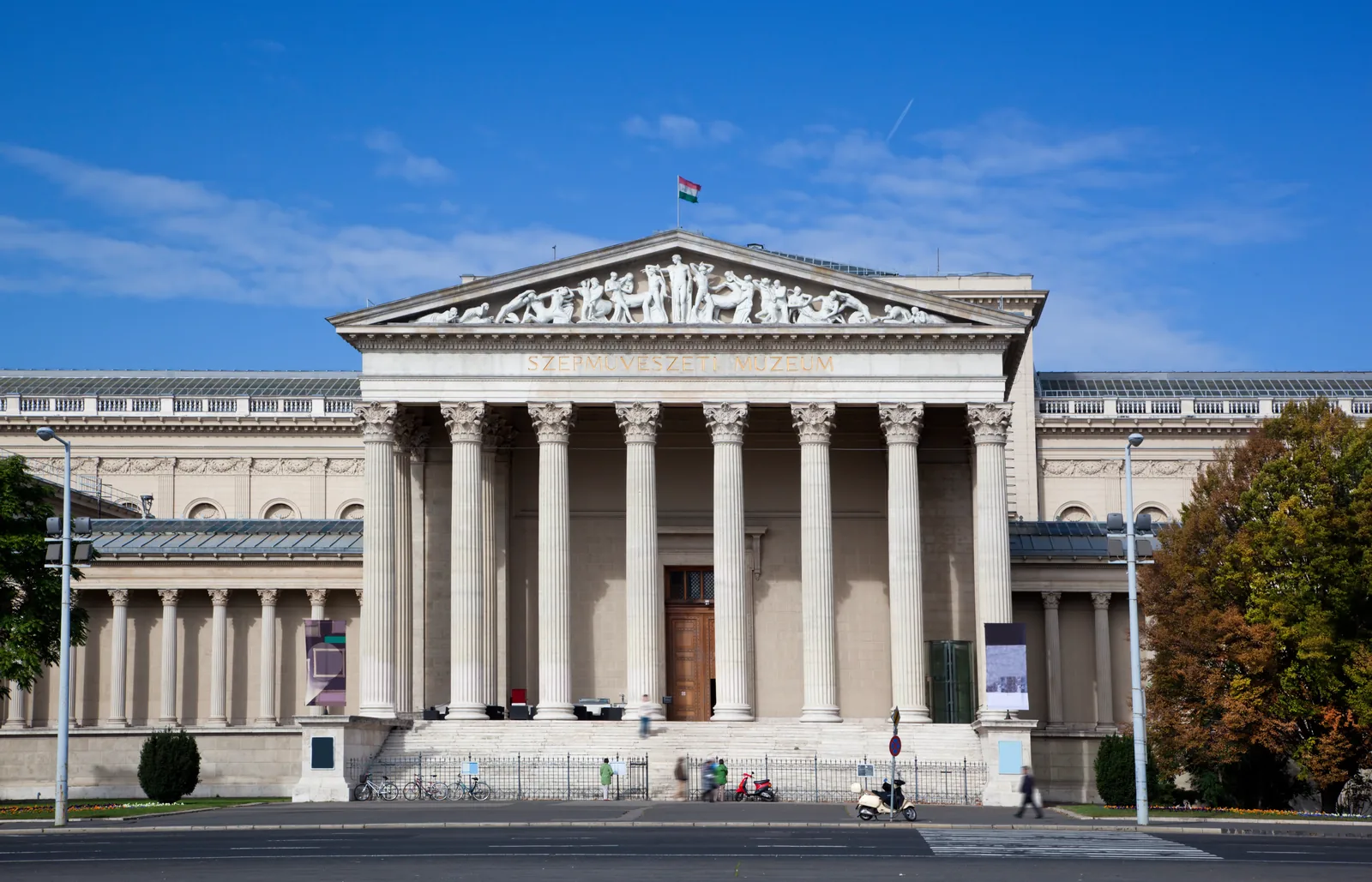 Fachada neoclásica del Museo de Bellas Artes de Budapest, en la Plaza de los Héroes