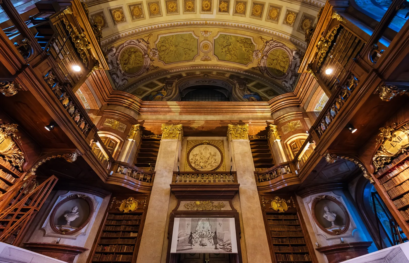 Sala de Gala de la Biblioteca Nacional de Austria, con sus estanterías de madera y la cúpula pintada