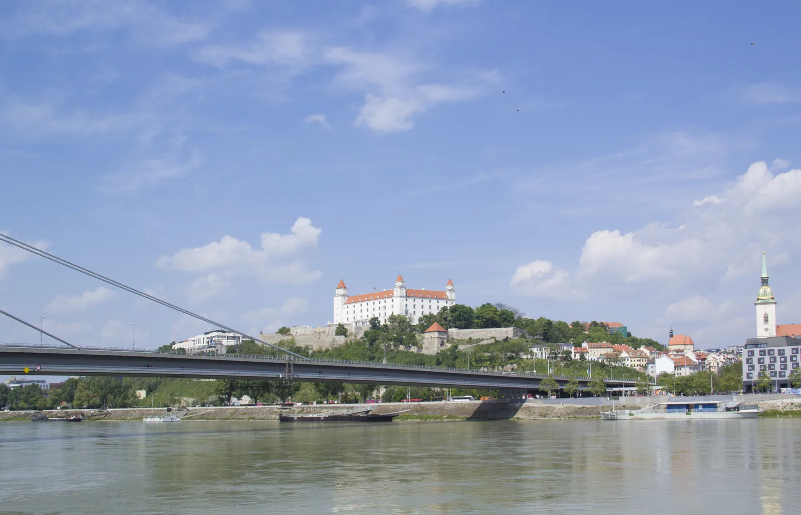 Castillo de Bratislava sobre el Danubio, con el puente