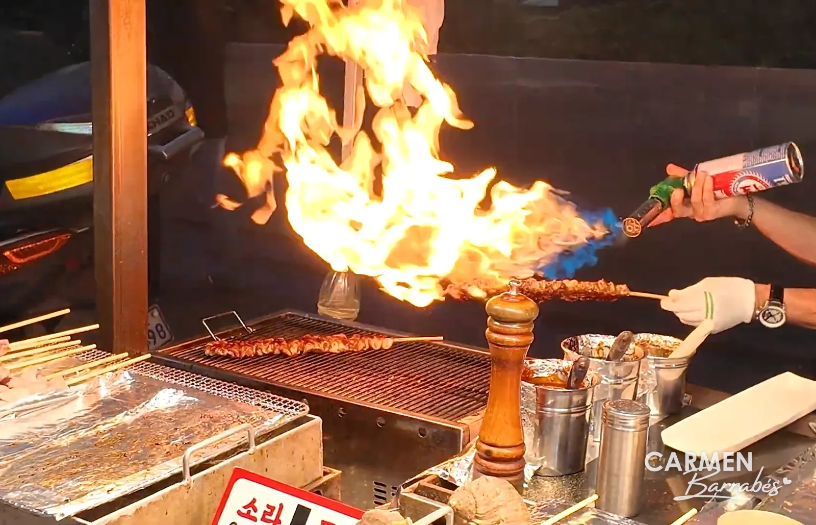 Brochetas a la llama en un puesto de Myeongdong