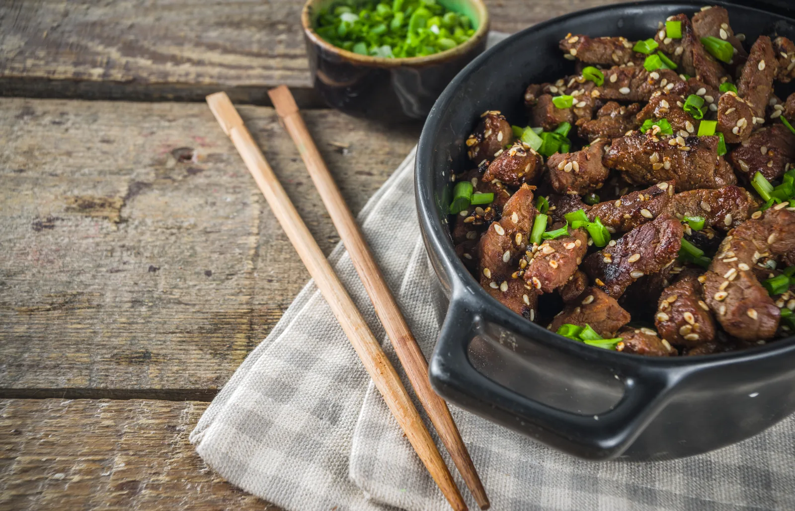 Bulgogi, ternera marinada con cebolleta y sésamo