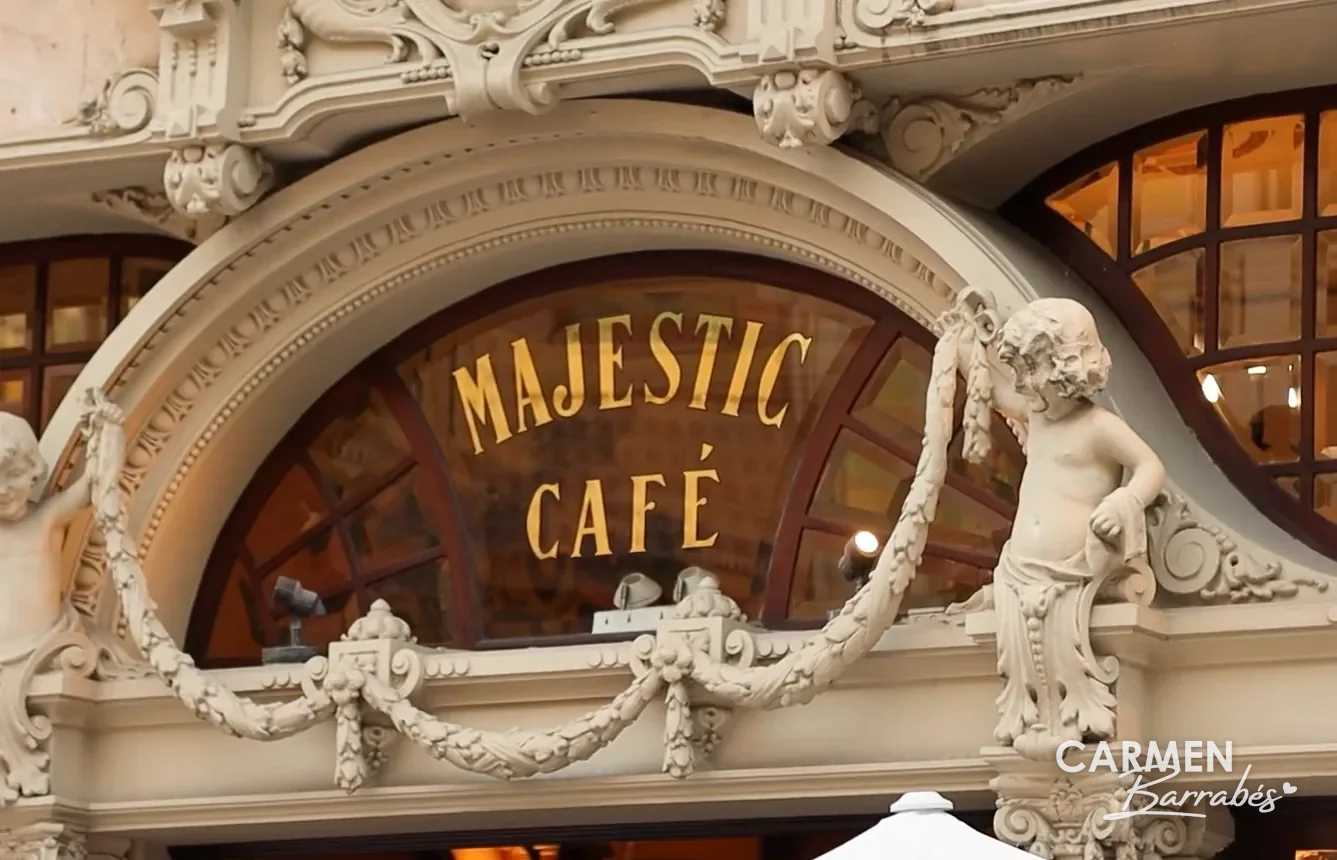 Rótulo y querubines de piedra de la fachada del Café Majestic de Oporto