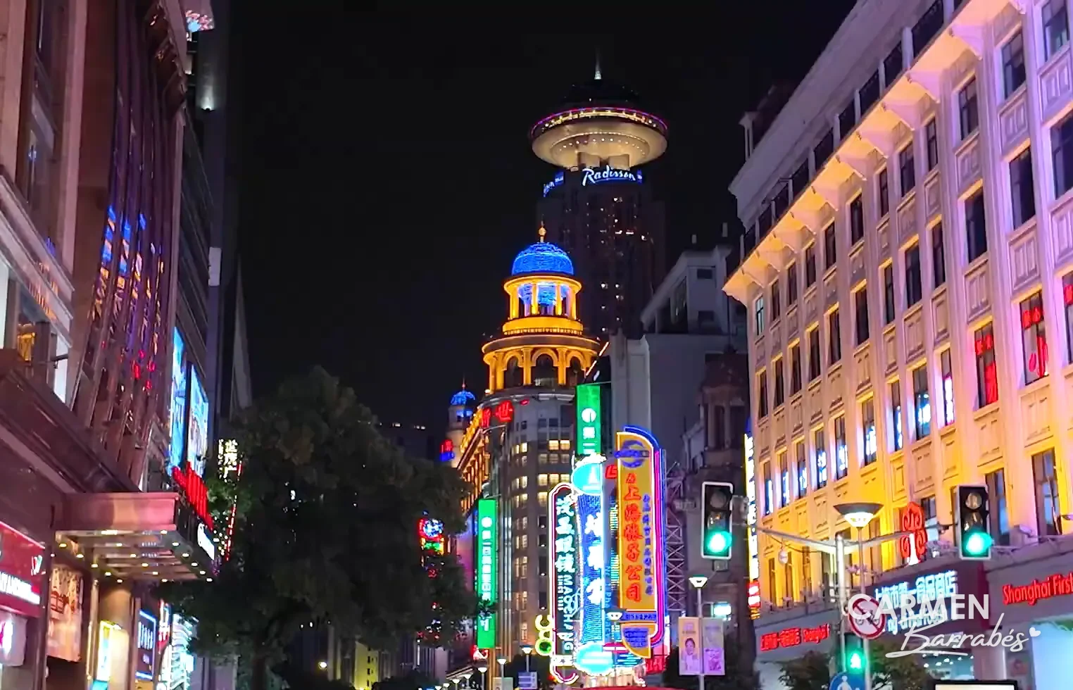 Calle Nanjing de noche con fachadas y rótulos de neón
