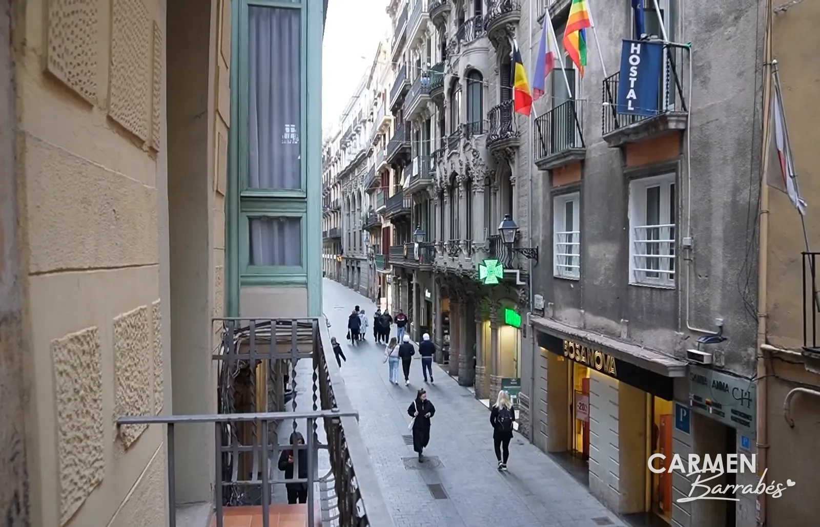 La calle Santa Anna de Barcelona vista desde el balcón de un hotel