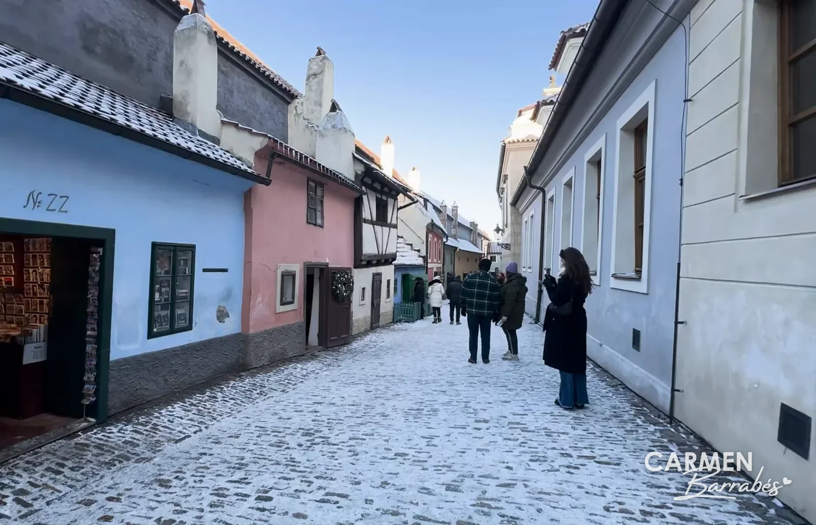 Casitas de colores del Callejón del Oro en el Castillo de Praga, con nieve en el suelo