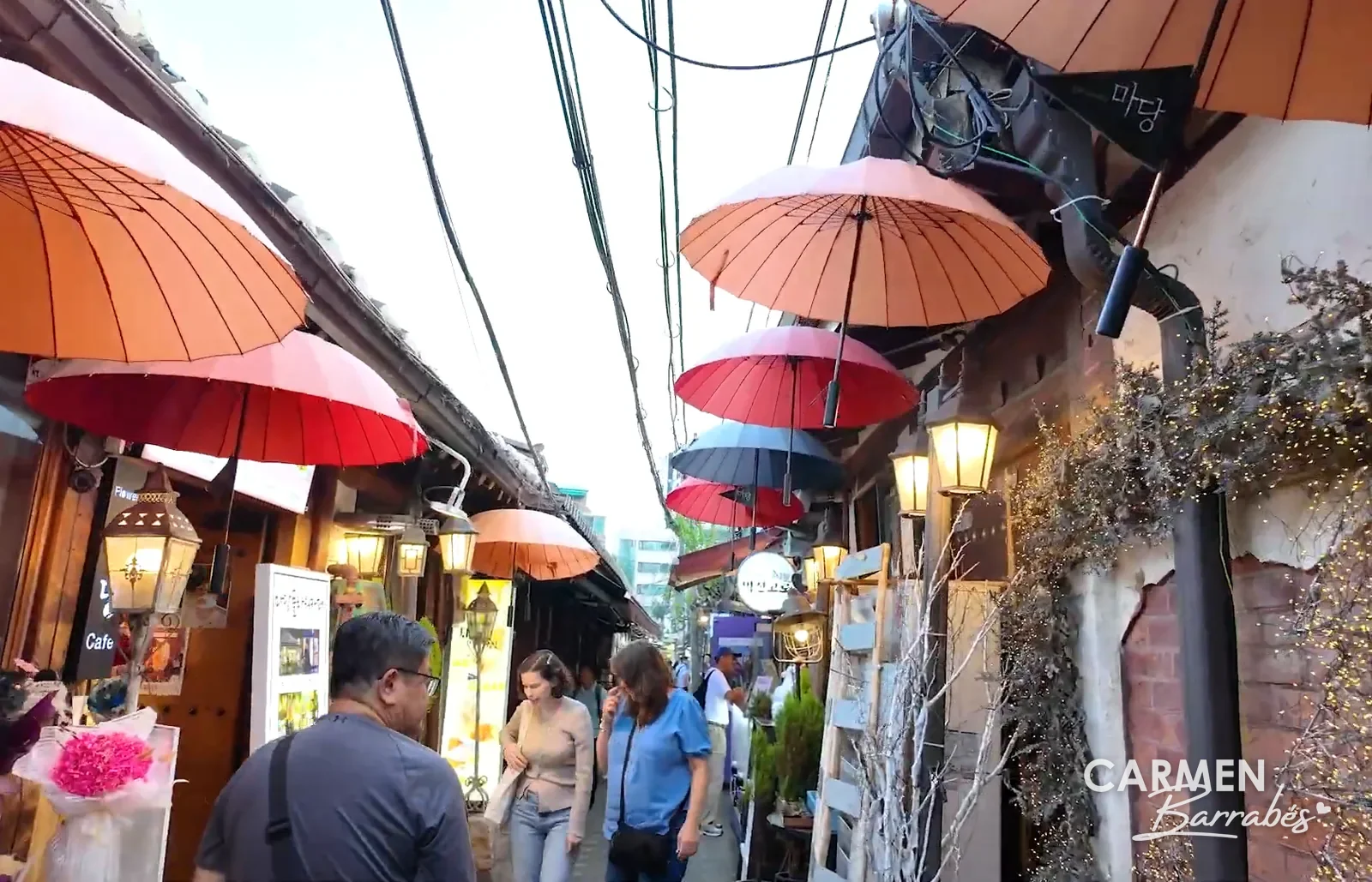 Callejón de Ikseon-dong con sombrillas