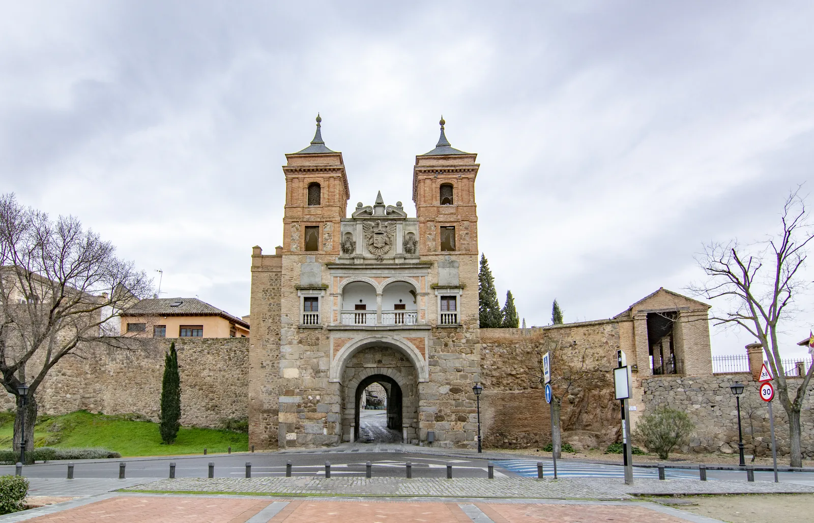 La Puerta del Cambrón de Toledo, con sus torres y el escudo imperial