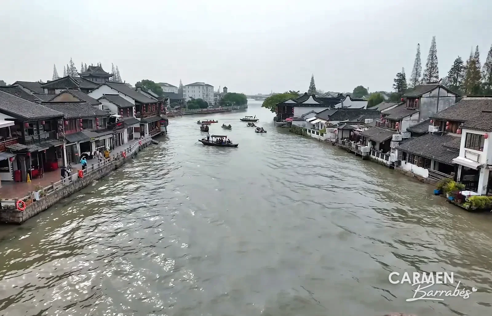 El canal principal de Zhujiajiao visto desde el puente Fangsheng, con casas tradicionales a los dos lados y barcas