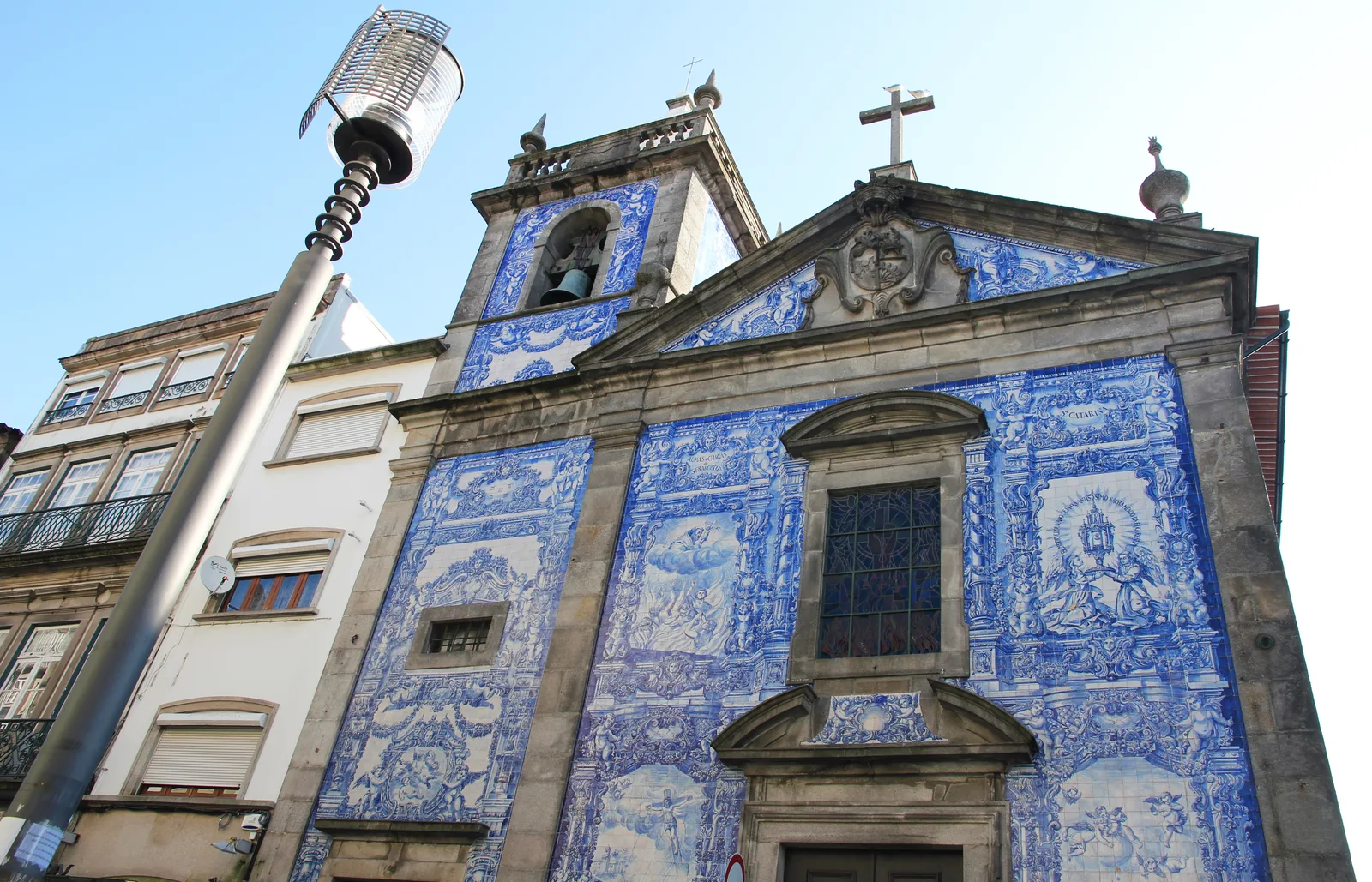 Fachada de azulejos azules y blancos de la Capela das Almas de Oporto