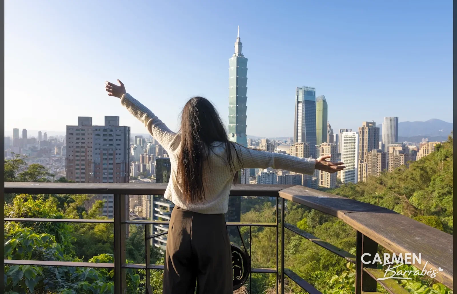 Carmen Barrabés en el mirador de Elephant Mountain, frente a la Taipei 101