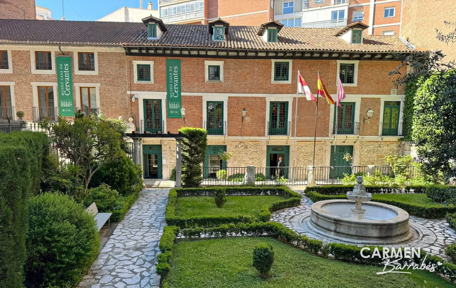 La Casa de Cervantes de Valladolid, de ladrillo, con su jardín y su fuente