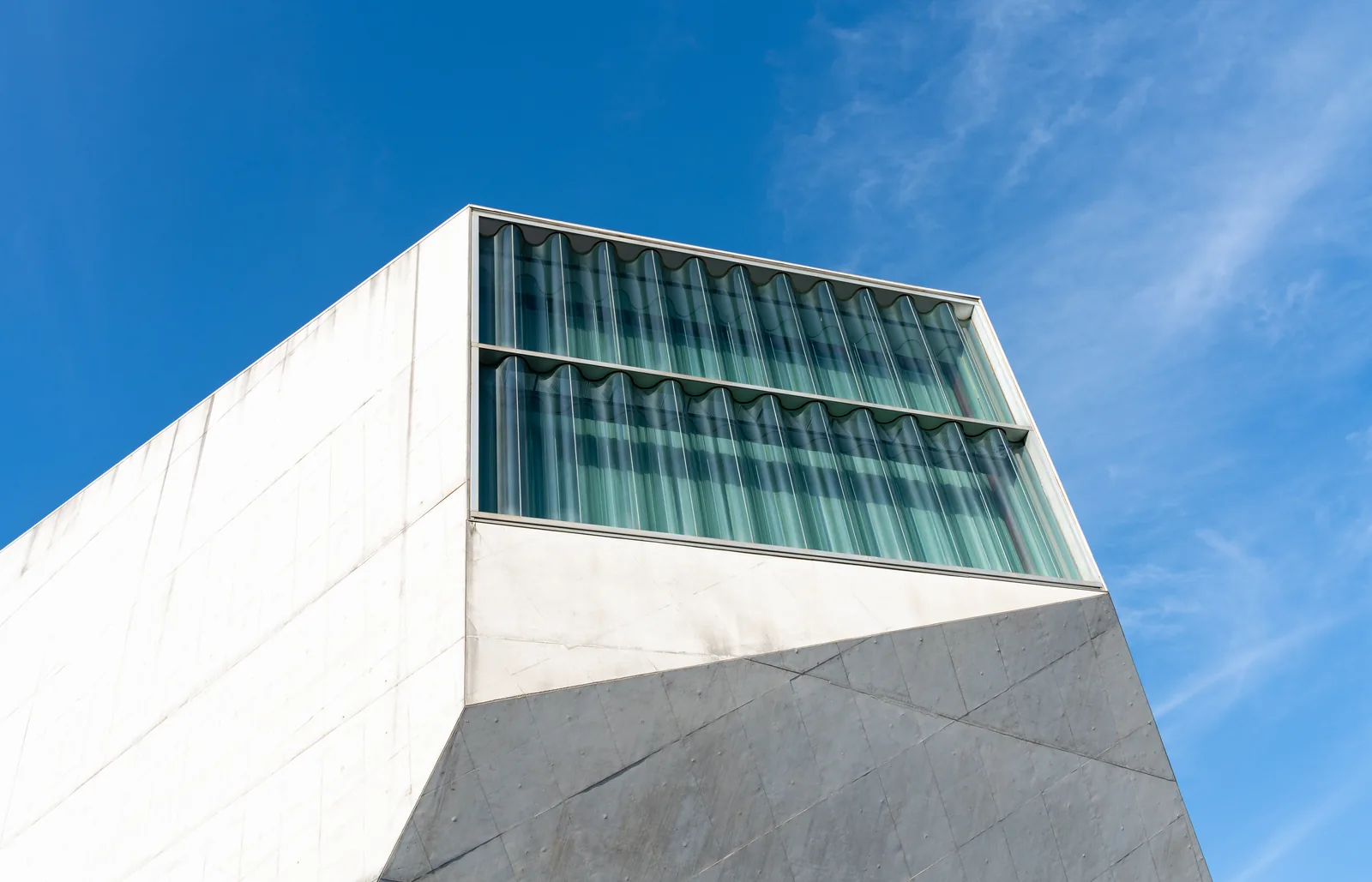 Edificio blanco y anguloso de la Casa da Música de Oporto