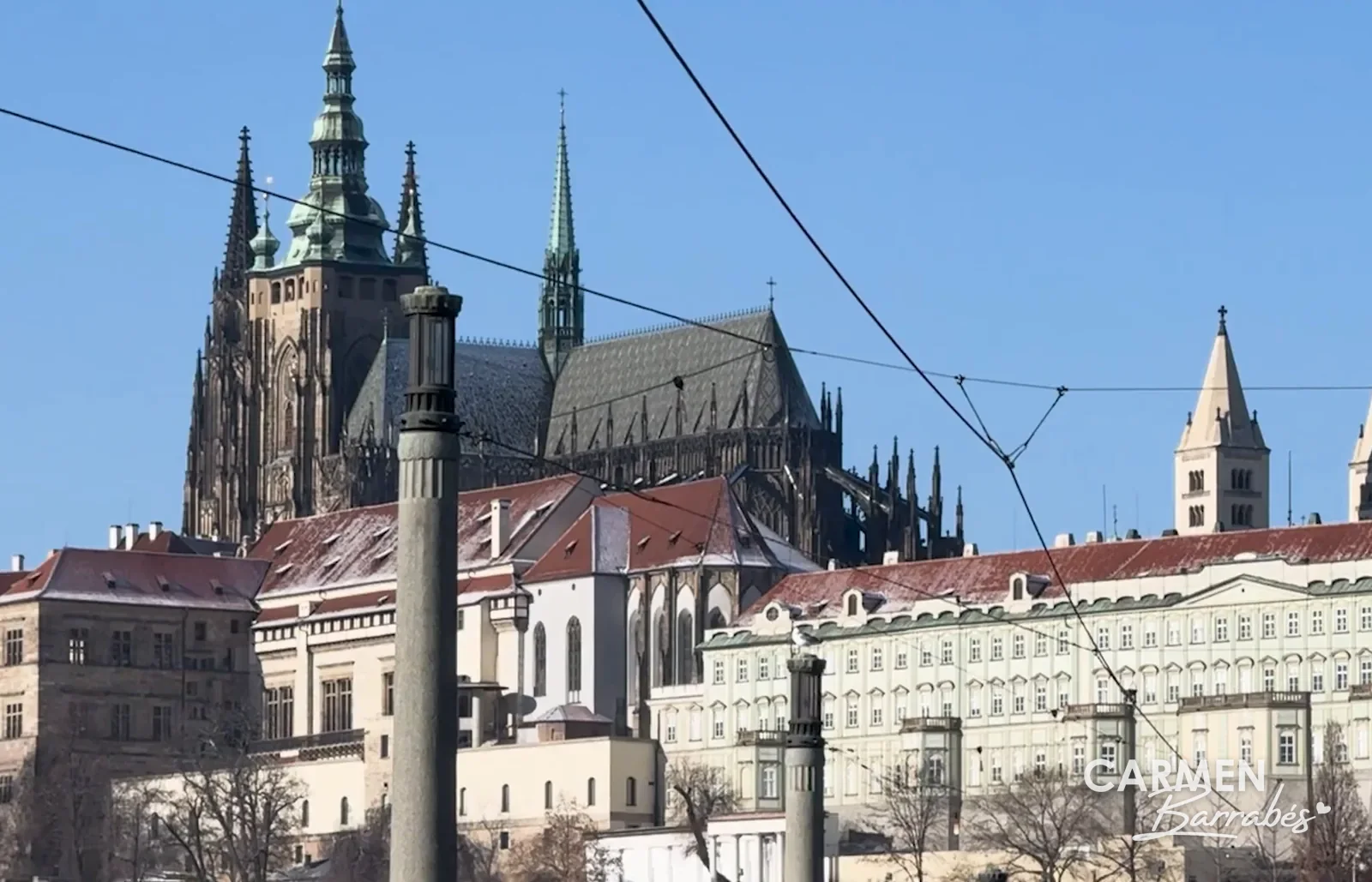 Castillo de Praga con las torres de la catedral de San Vito y los tejados nevados, un día de sol