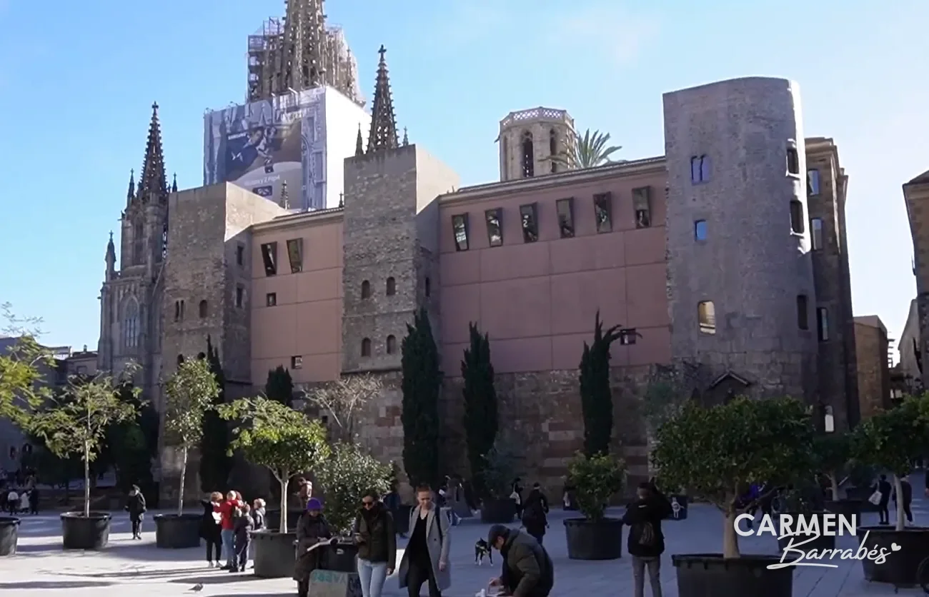 La Catedral de Barcelona y las torres romanas de la plaza Nova en un día de sol