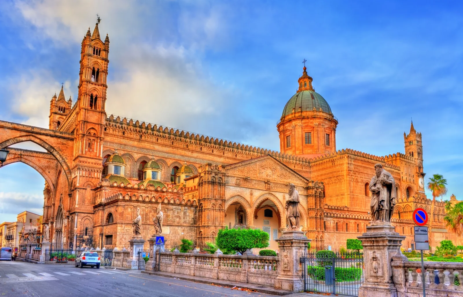 La Catedral de Palermo de lado, con sus torres, el pórtico gótico y la cúpula
