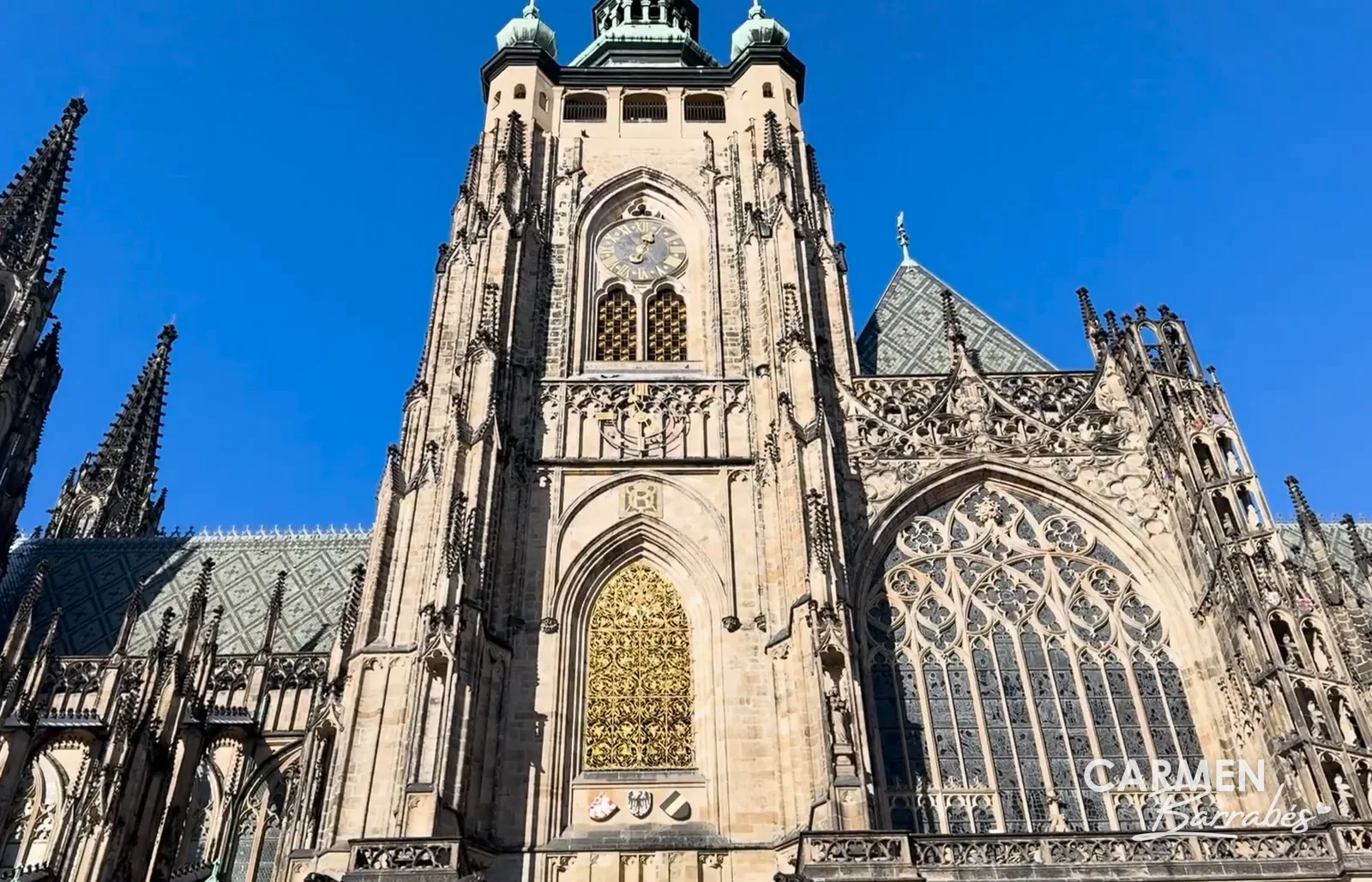 Fachada gótica de la catedral de San Vito en el Castillo de Praga, con el cielo azul