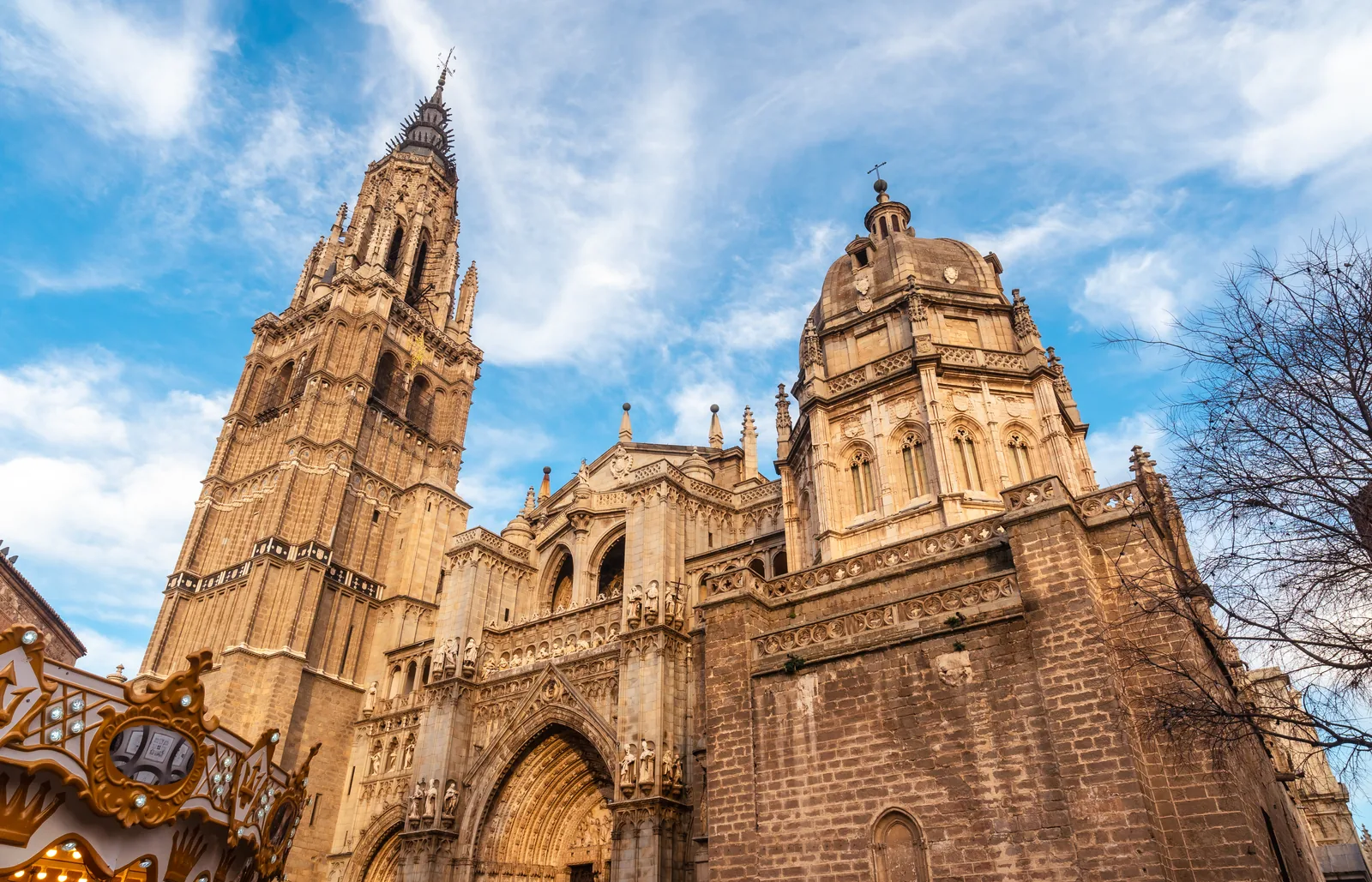 Fachada gótica de la Catedral Primada de Toledo con su torre, vista desde la Plaza del Ayuntamiento