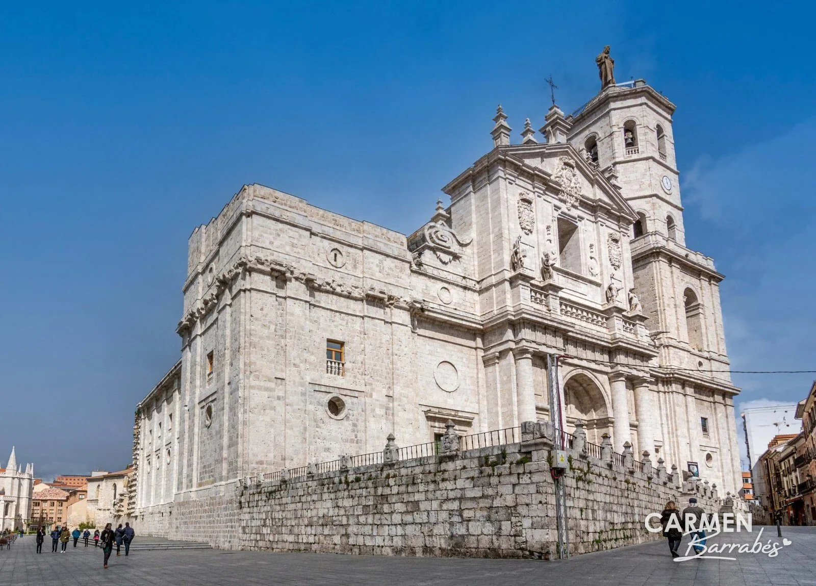La fachada de la catedral de Valladolid con su torre