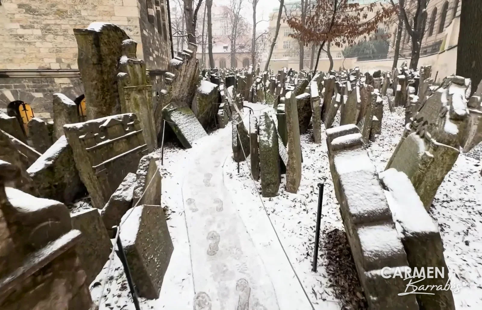 Lápidas amontonadas del Antiguo Cementerio Judío de Praga, cubiertas de nieve